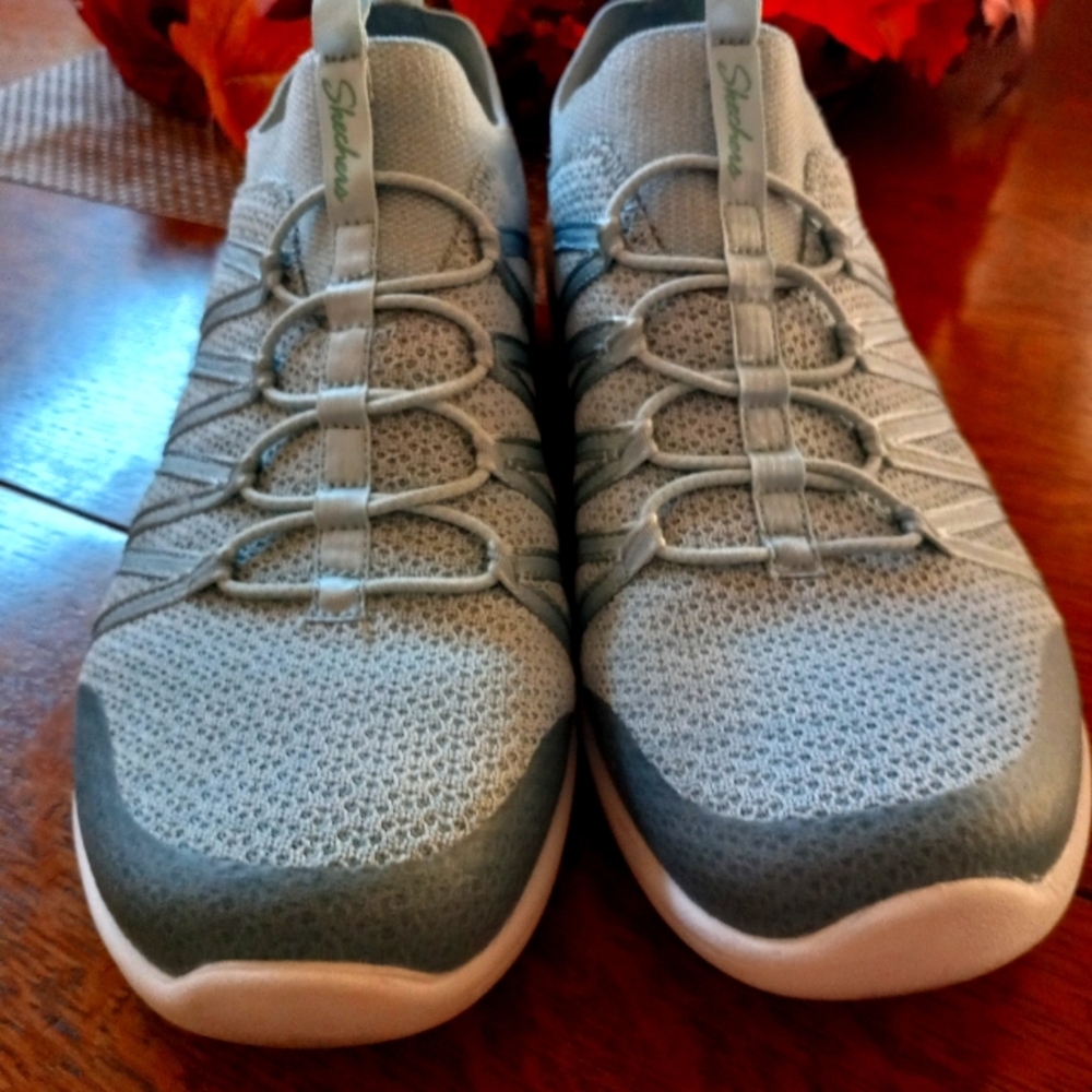 Skechers 8.5 womens slip on sneakers
